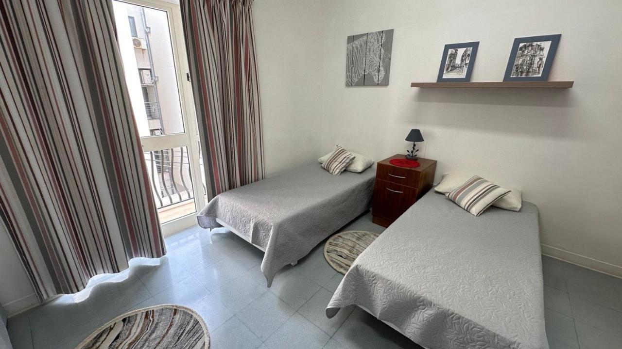 Malta Crown Guesthouse San Ġiljan Buitenkant foto